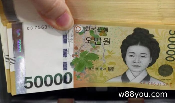 돈 한 뭉치를 집어들었다