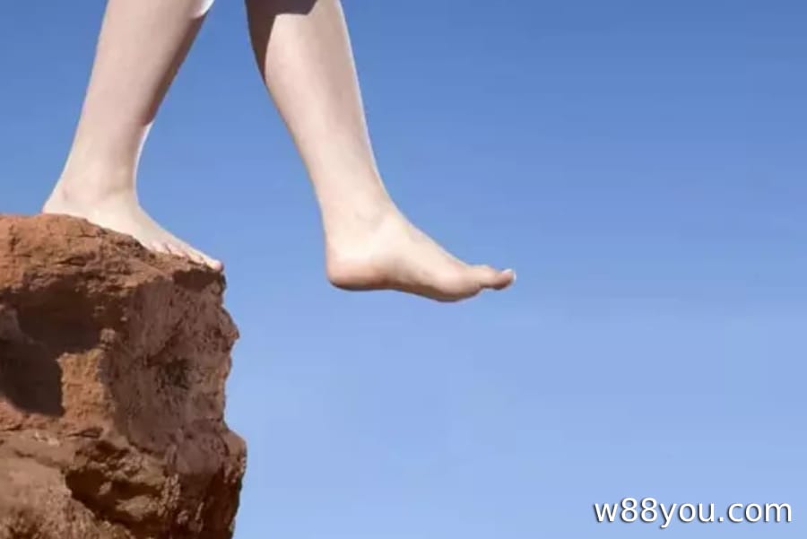 산이나 깊은 심연으로 떨어지는 것