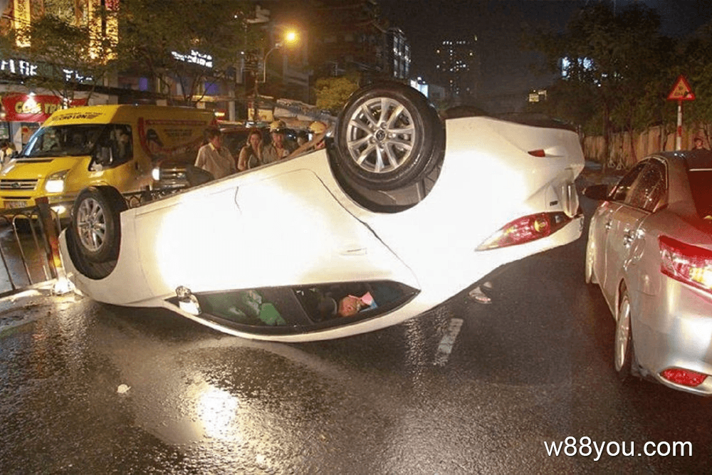 자동차가 전복되거나 심하게 파손되는 꿈