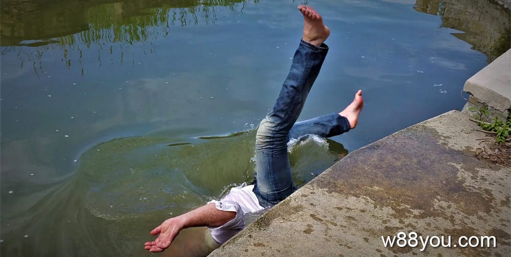 깊은 물은 더럽거나 탁하다