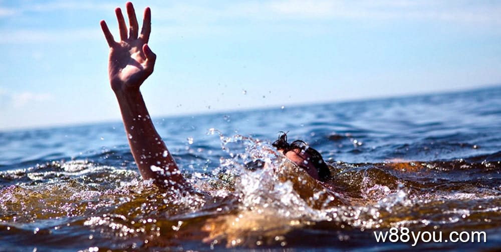 깊은 물에 빠져 두려움을 느끼는 꿈