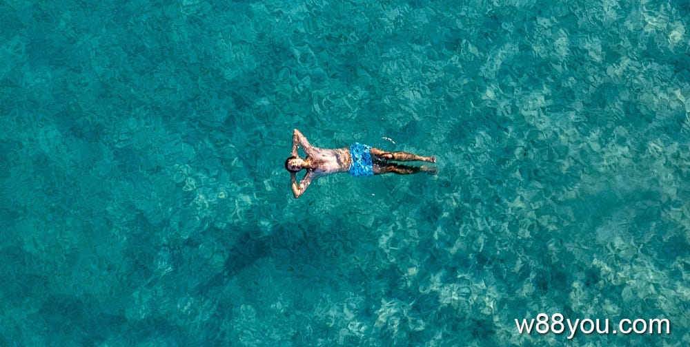 깊고 맑고 깨끗한 물속으로 뛰어드는 것