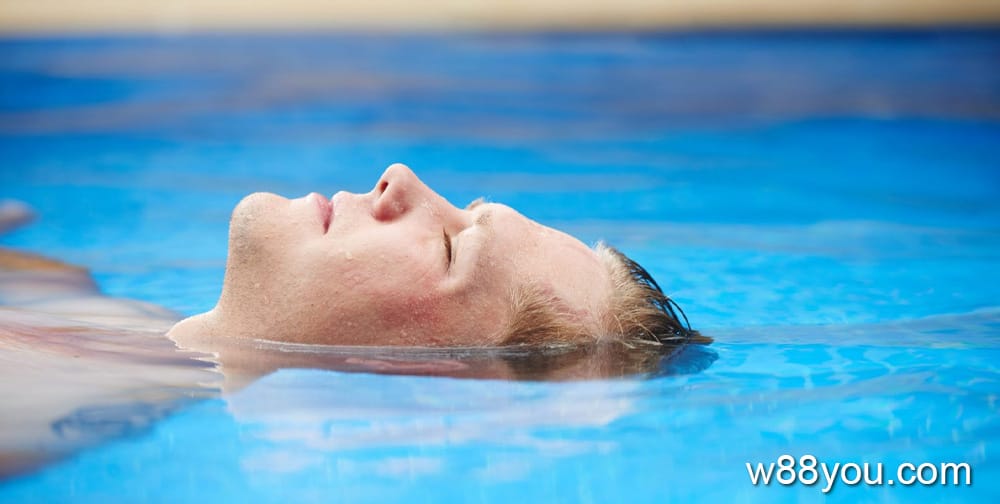 깊은 물에 빠졌지만 침착함을 유지하는 것