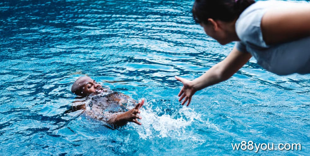 누군가가 물에 빠지는 것을 보고도 구해줄 수 없는 것