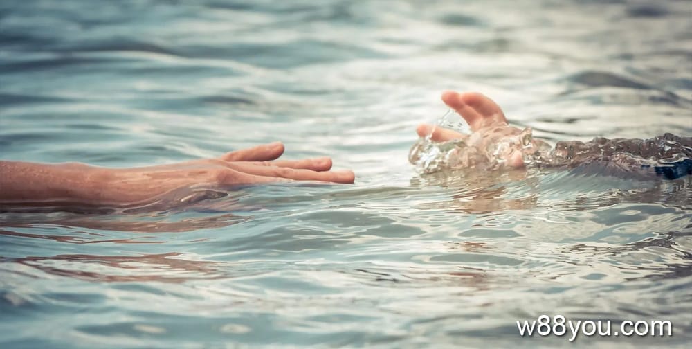 물에 빠졌을 때 다른 사람에게 구조되는 것