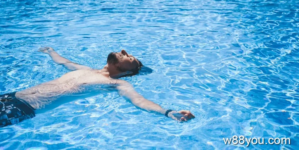 수면으로 헤엄쳐 올라오거나 떠서 올라오세요