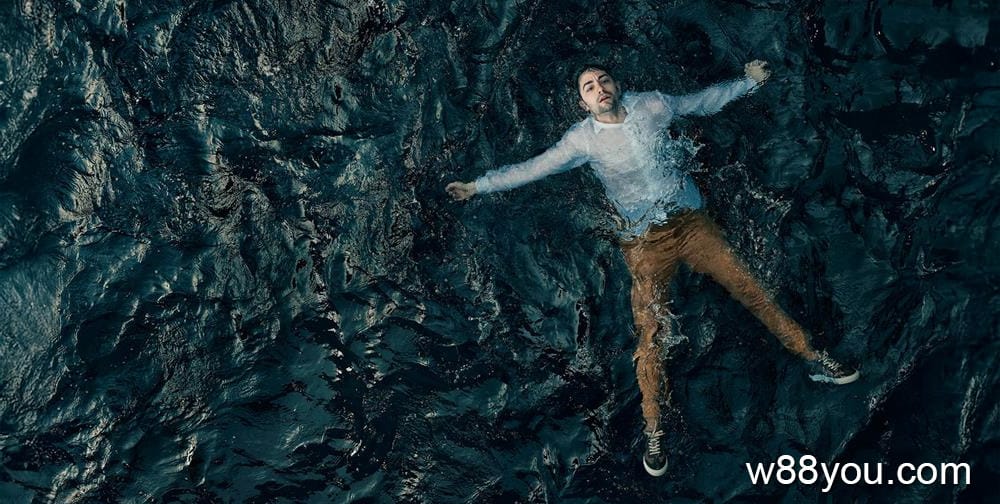 깊은 물에서 헤엄치지만 길을 잃은 느낌