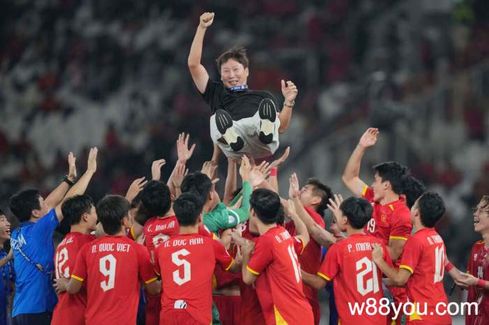 Fans reaction to Kim Sang-sik after winning ASEAN Championship