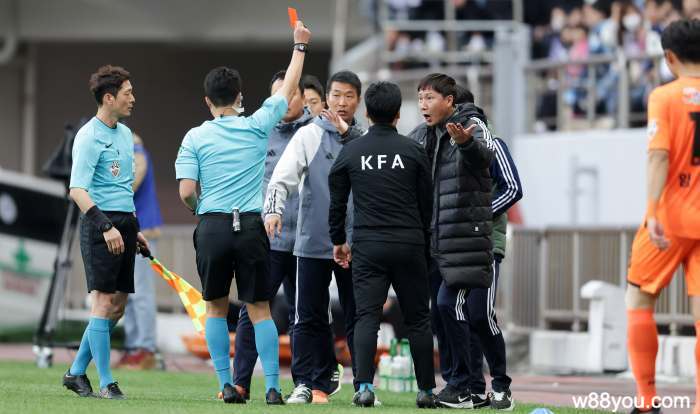 축구 경기 중 넘어진 상황에 대해 이야기하는 김상식