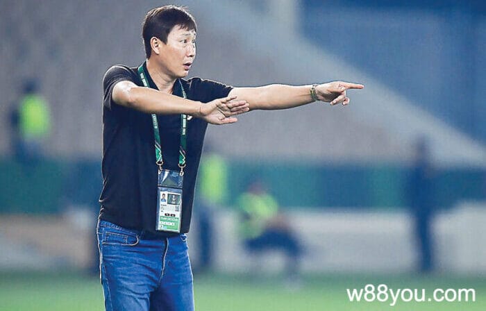 Kim Sang-sik, head coach of Vietnam National football team working on field