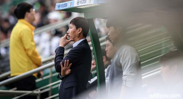 축구 경기 중 관중석에서 고심하는 김상식