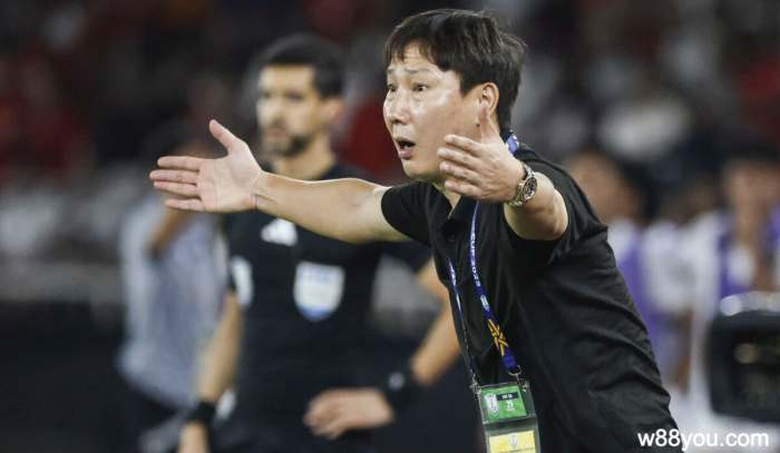 축구 경기 중 그라운드에서 고심하는 김상식