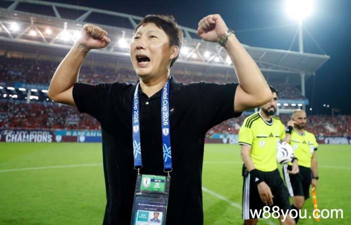 Kim Sang-sik coaching the Vietnam National football team