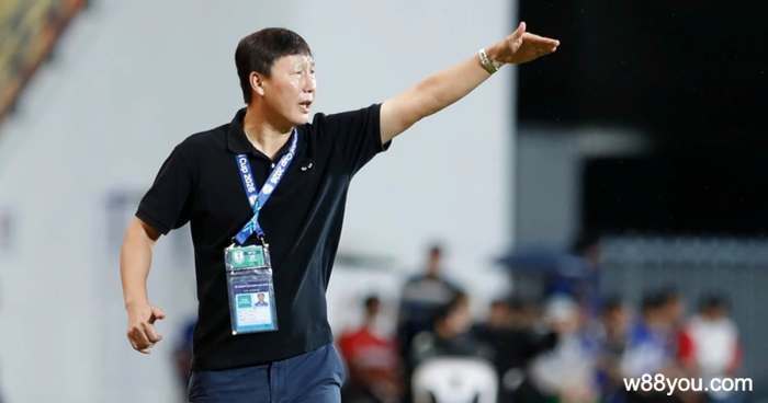 축구 경기 중인 김상식